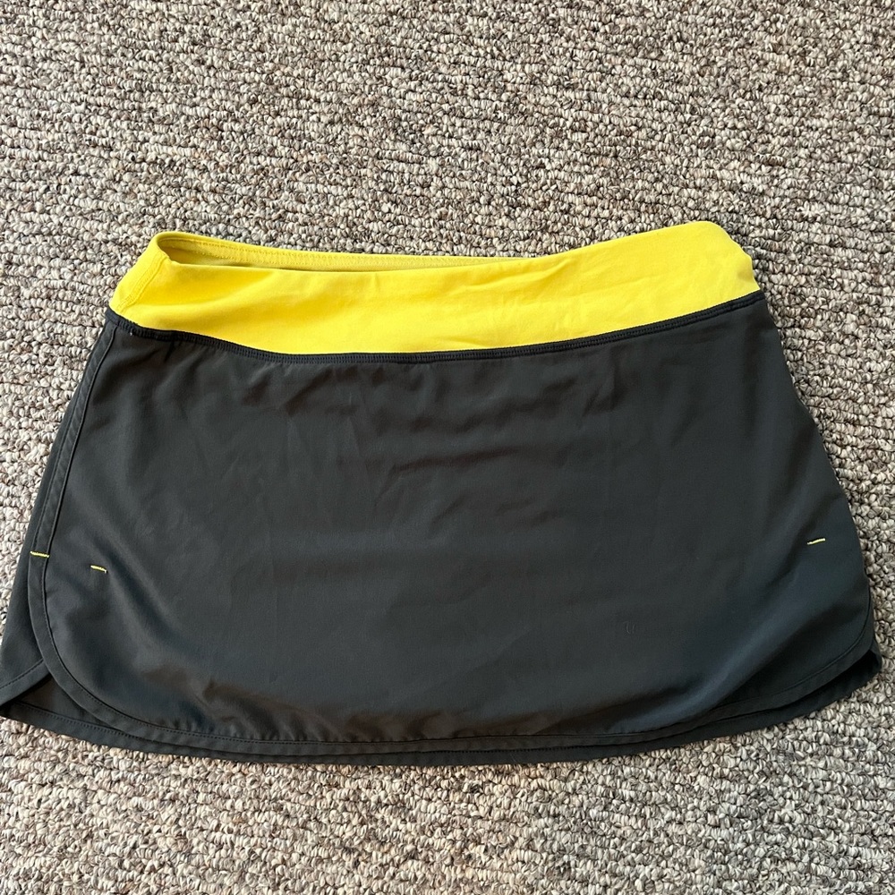 Lululemon skort / skirt with shorts. Grey/yellow. Size 4 / women’s small